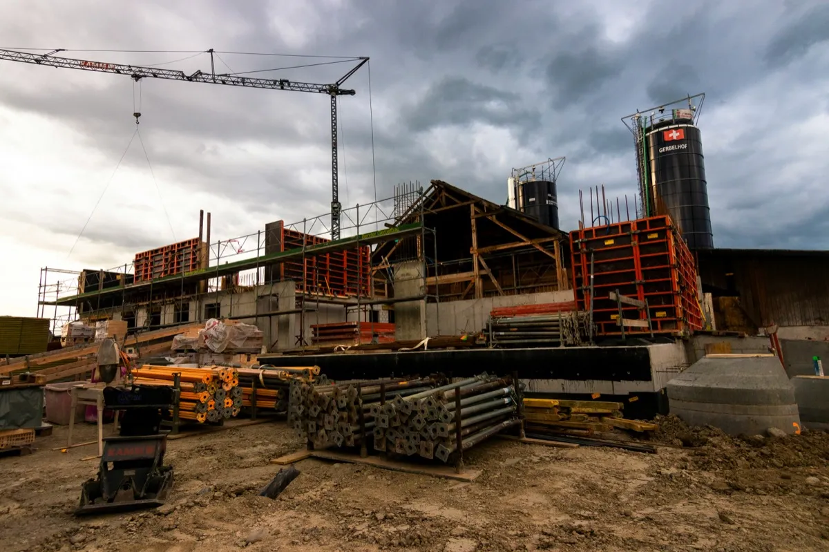 Chantier de construction avec grue