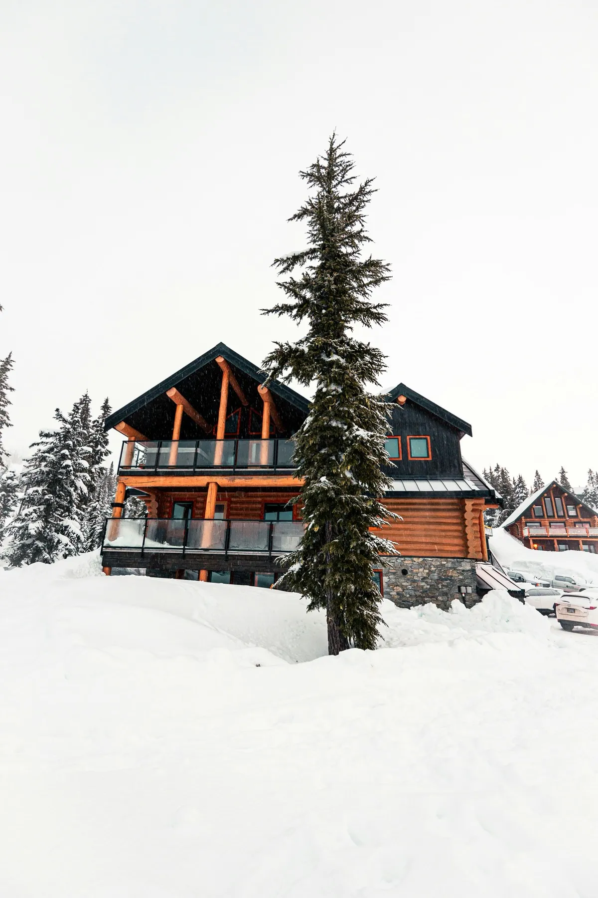Chalet de montagne éclairé à la tombée de la nuit